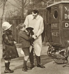 Il veterinario della filiale di Fulham del Dispensario Popolare per Animali Malati, da Wonderful London, pubblicato 1926-27